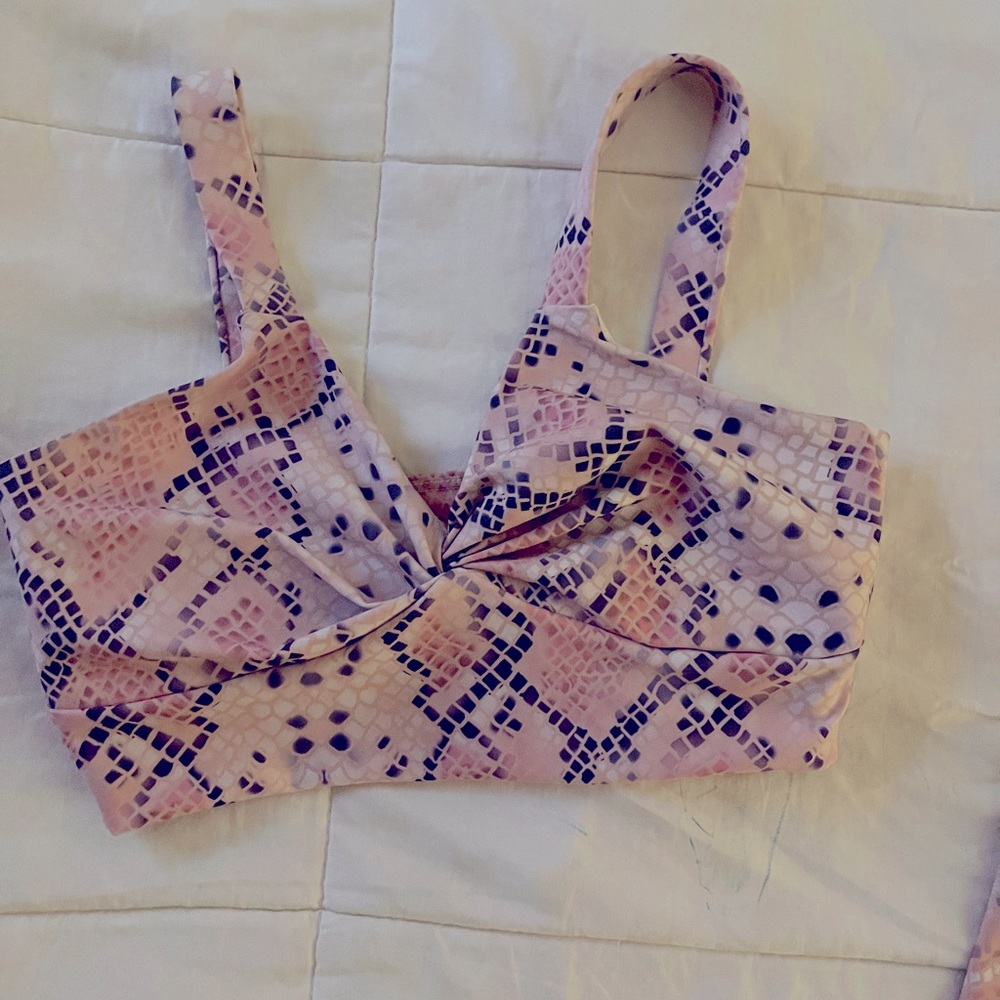 Savvi Seri leggings and the Kiwi bra set.